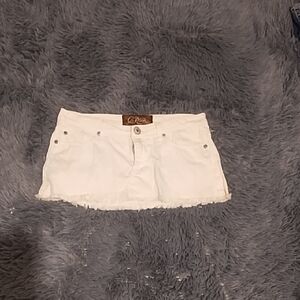 Chic White Mini Skirt with Frayed Hem